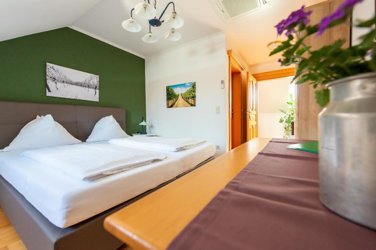 Hotel Weingut Burger à Kalladorf Extérieur photo
